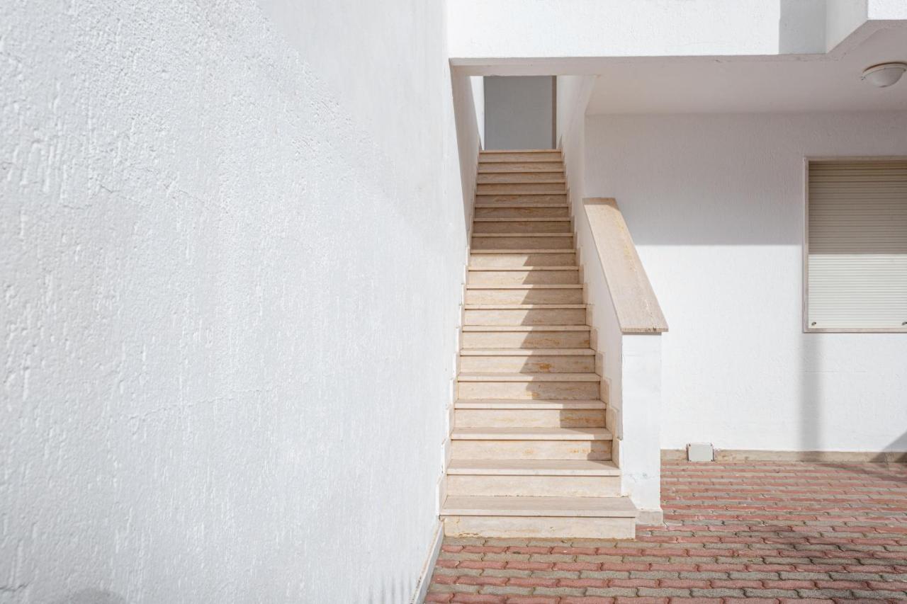 Appartamento A 150 M Dal Mare Climatizzato Con Bellissimo Patio Esterno Torre Pali 외부 사진